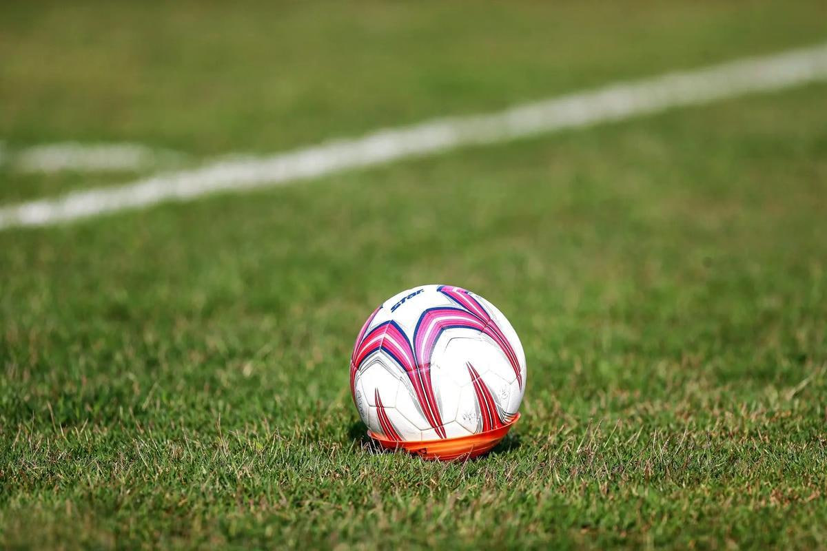 足球爱好者查看实时比分